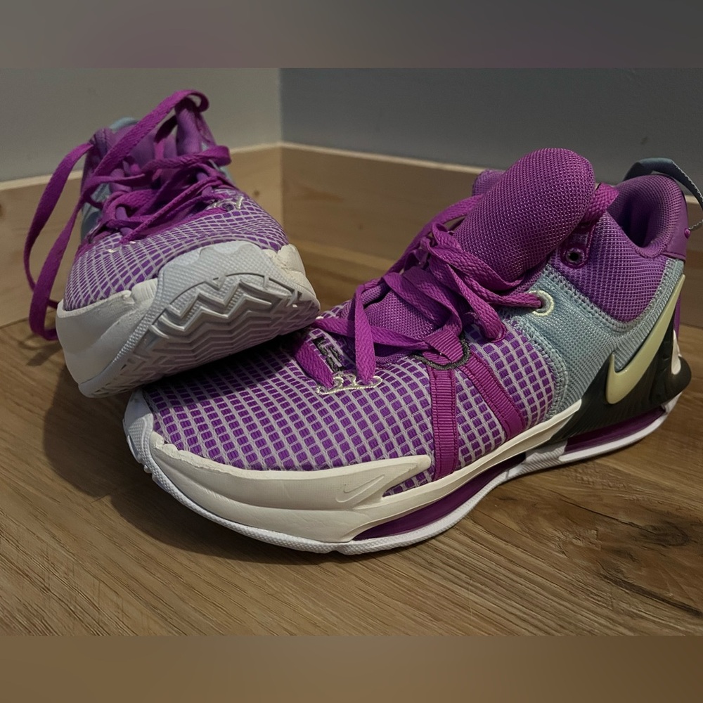 Nike LeBron James Witness 7 EP “Fuchsia Dream”

Men’s sz 8/ Women’s sz 9.5